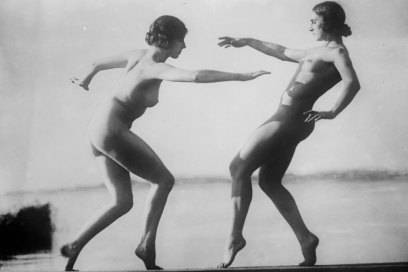 Desnudez y deporte femenino.
