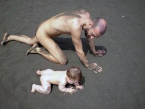 Julián Santamaría, activista nudista, presidente de la asociación CANUDISTAS de Gran Canarias, y su hijo
