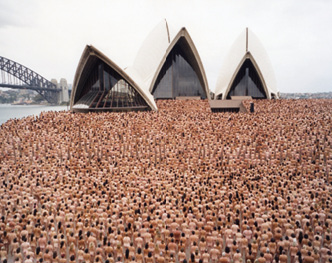 “Retrato Alhambra 1925”: una obra de Spencer Tunick. Foto: Tunick en Sídney.